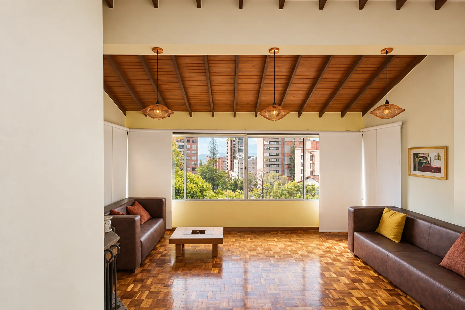 Sala con luz natural y vistas al verde